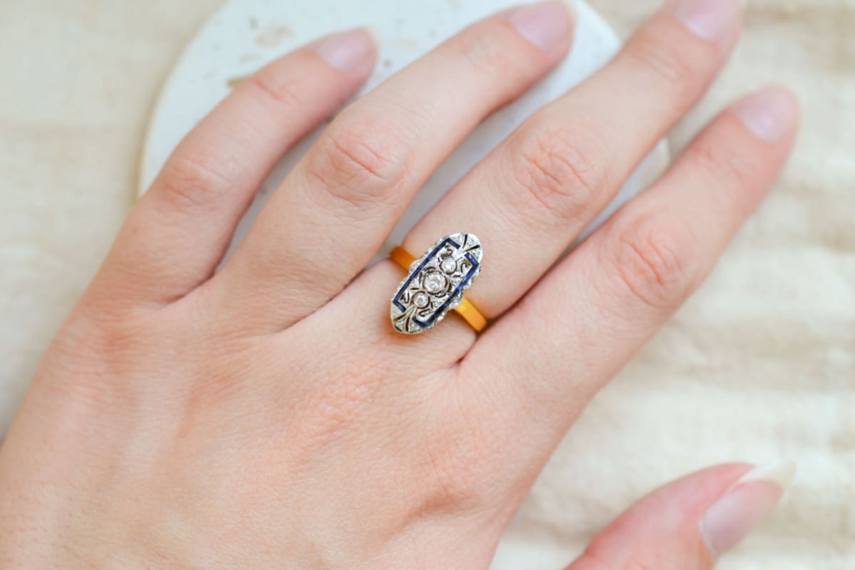 Bague de fiançailles ancienne en Or jaune et Or blanc 14 carats sertie de Saphirs et de Diamants
