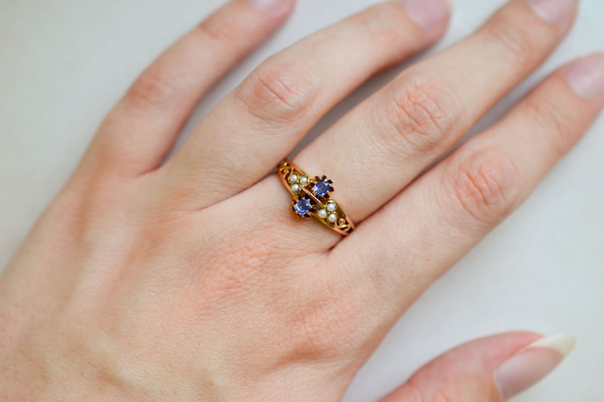Bague de fiançailles ancienne en Or rose 18 carats ornée de Saphirs et de Perles