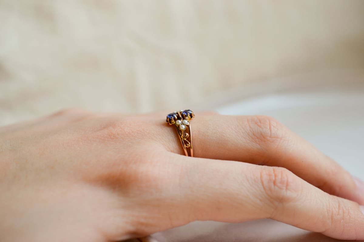 Bague de fiançailles antique en Or rose 18 carats ornée de Saphirs et de Perles