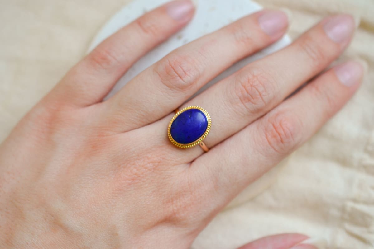 Bague de fiançailles en Or jaune 18 carats ornée d'un cabochon de Lapis Lazuli