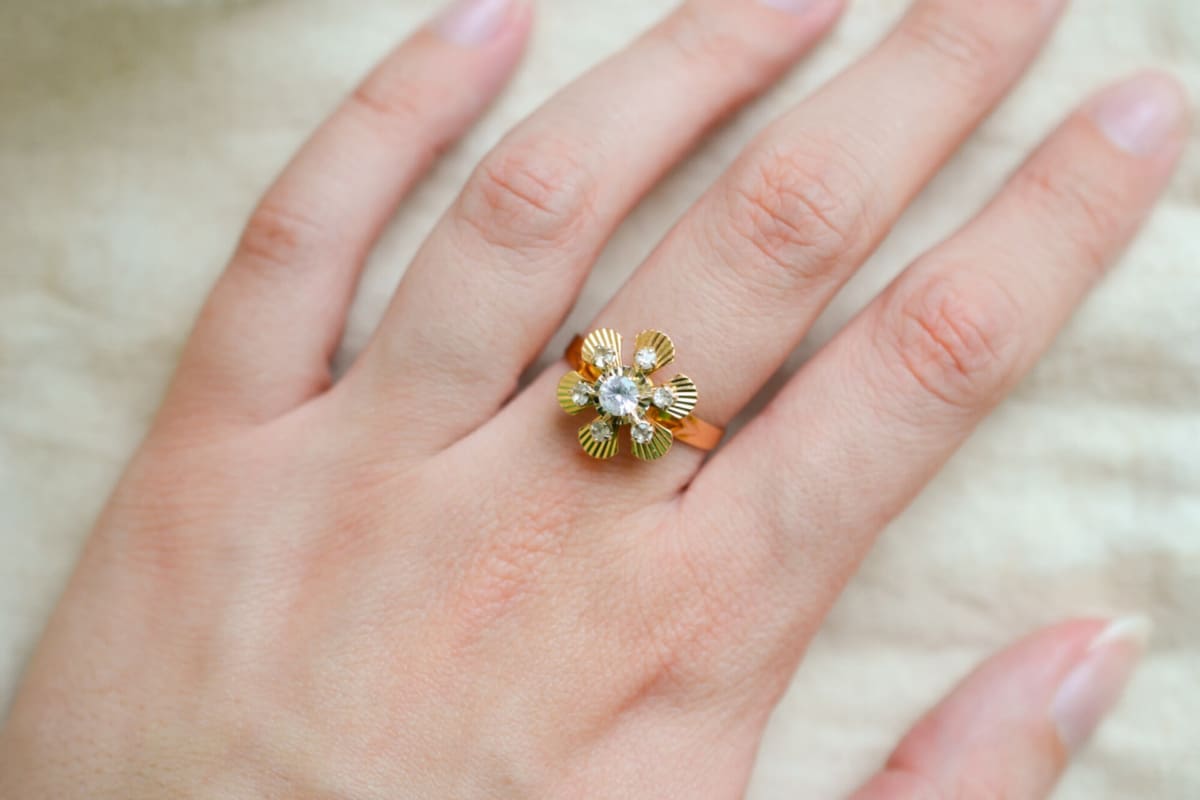 Bague de fiançailles en Or jaune 18 carats ornée de pierres blanches sur des pétales striés