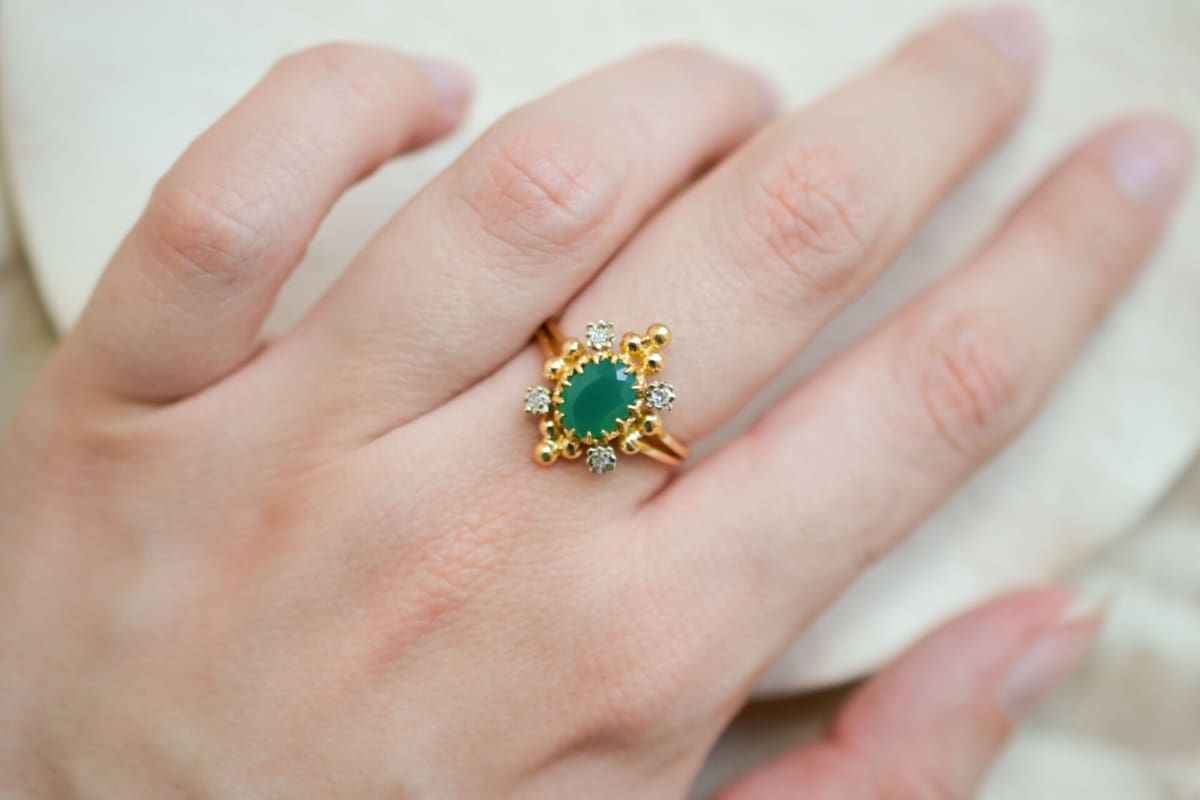 Bague de fiançailles en Or jaune 18 carats sertie d'une Émeraude entourée de Diamants