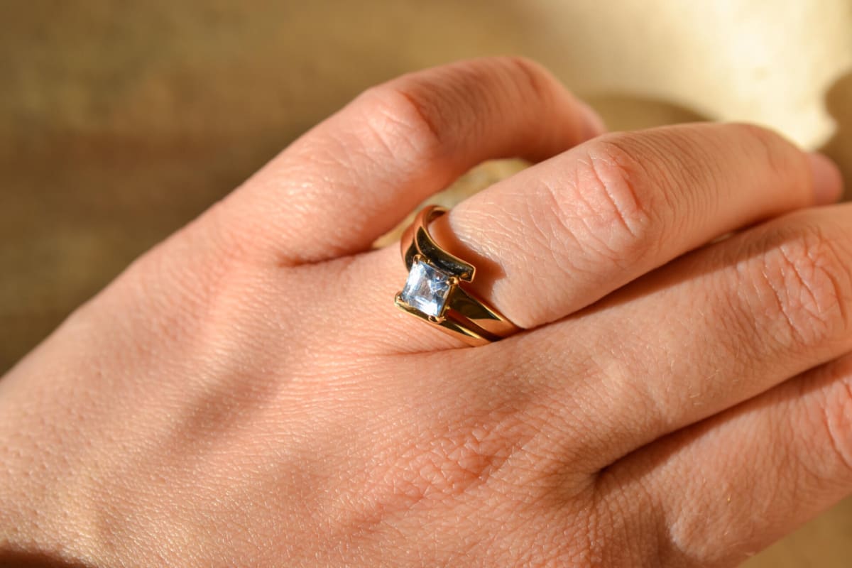Bague de fiançailles en Or jaune 9 carats sertie griffes d'une Aigue-Marine