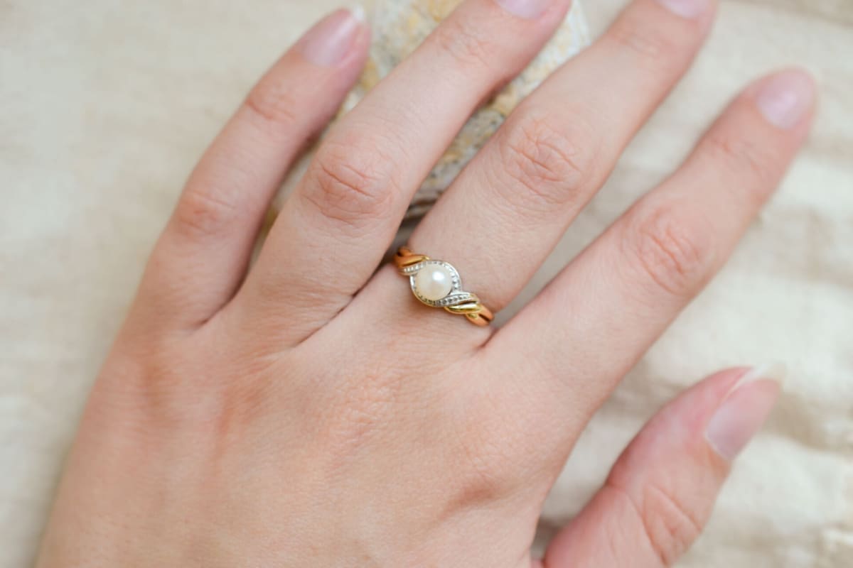 Bague de fiançailles en Or jaune et Or blanc 18 carats ornée d'une Perle