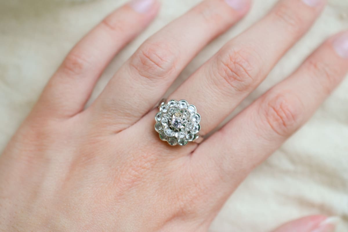 Bague de fiançailles fleur en Or blanc 18 carats sertie d'Oxydes