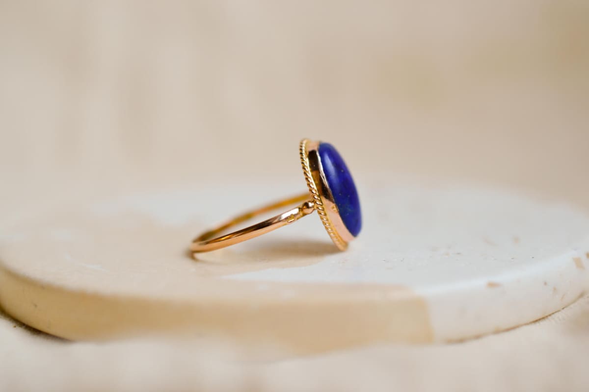 Bague en Or jaune 18 carats ornée d'un cabochon de Lapis Lazuli