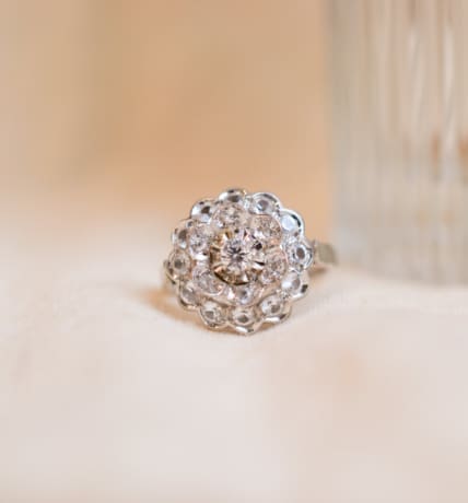 Bague fleur en Or blanc 18 carats sertie de pierres blanches