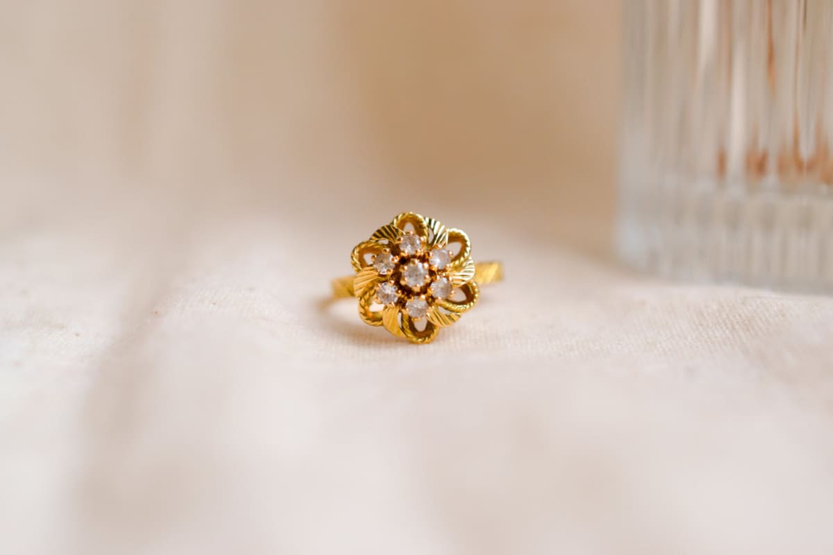 Bague fleur en Or jaune 18 carats ajourée, striée et ciselée