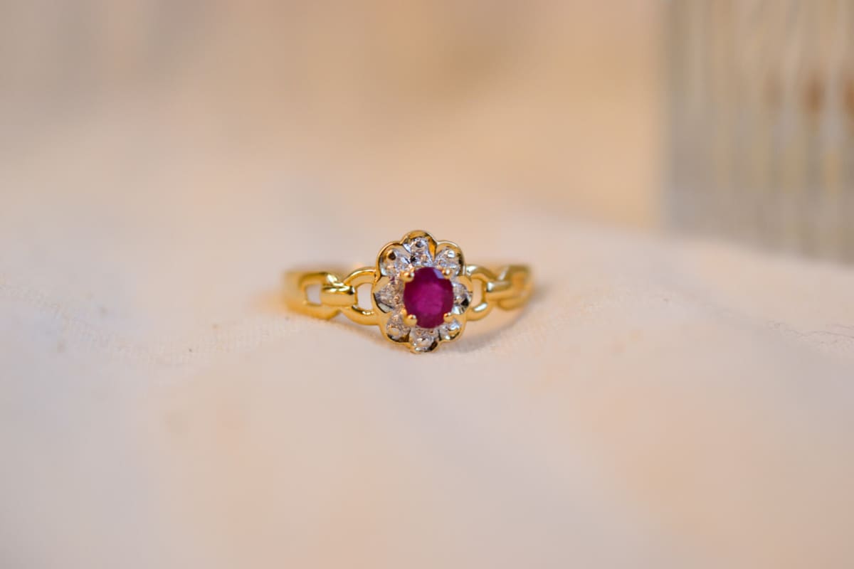 Bague fleur en Or jaune 18 carats centrée d'un Rubis serti griffes entouré de Diamants
