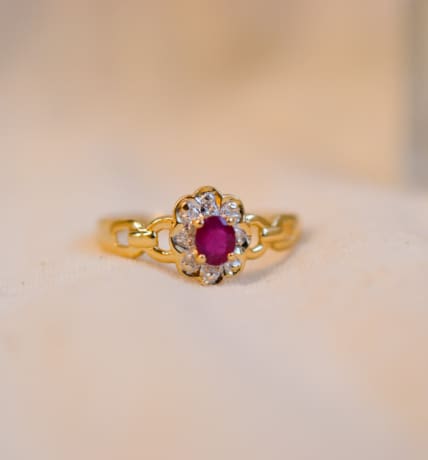 Bague fleur en Or jaune 18 carats centrée d'un Rubis serti griffes entouré de Diamants