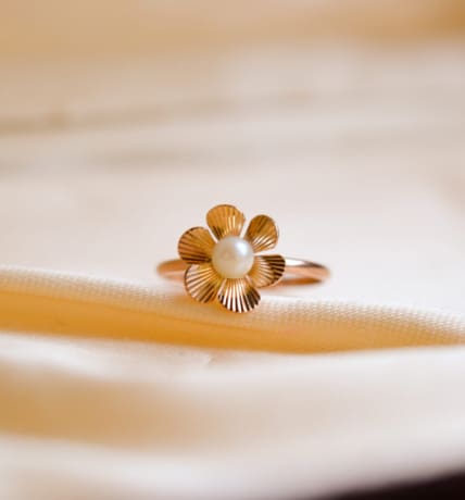 Bague fleur en Or jaune 18 carats ornée d'une Perle de culture