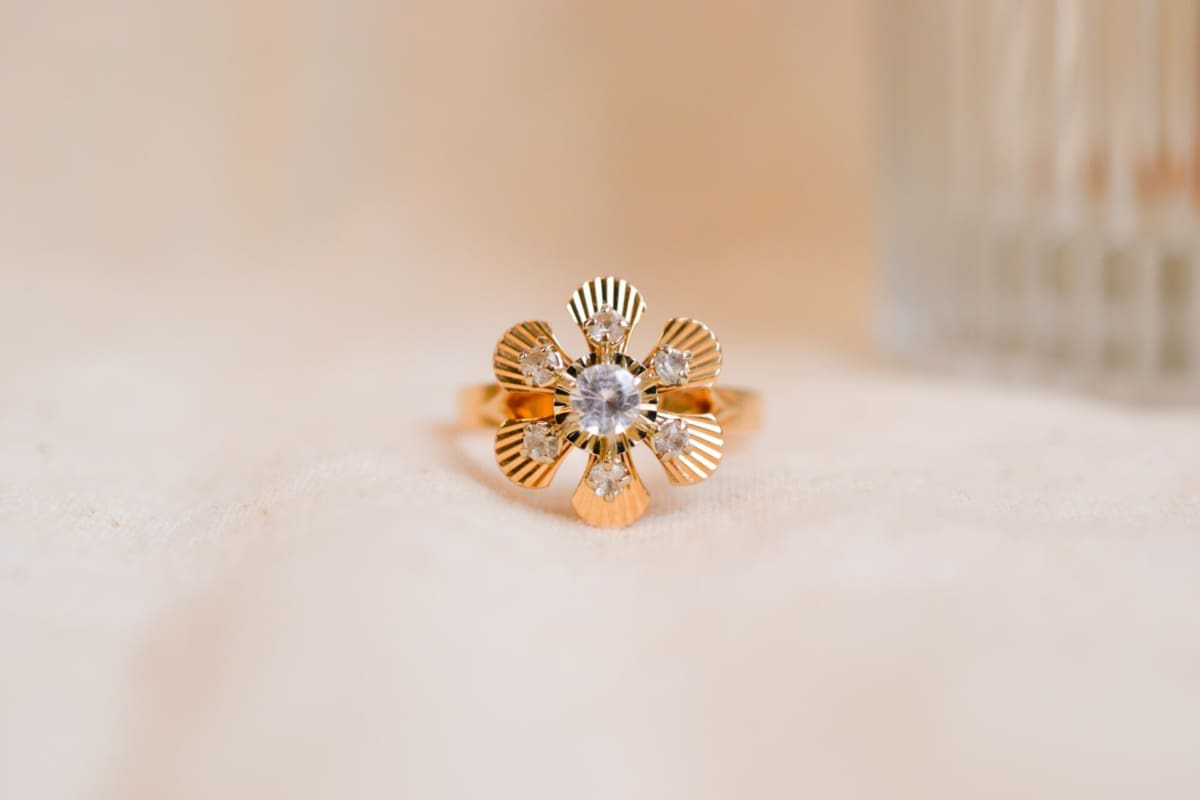 Bague fleur en Or jaune 18 carats ornée de pierres blanches sur des pétales striés