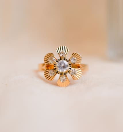 Bague fleur en Or jaune 18 carats ornée de pierres blanches sur des pétales striés