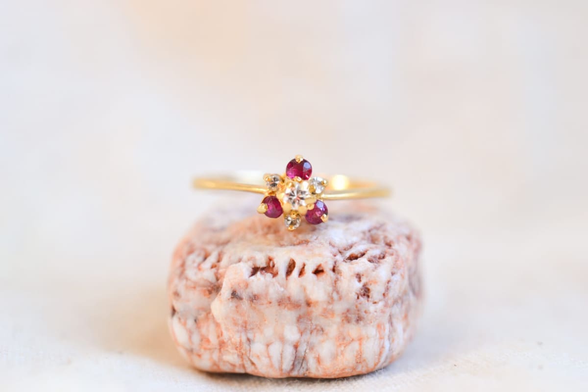 Bague fleur en Or jaune 18 carats sertie de Rubis et de Diamants