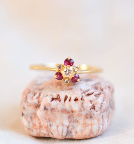 Bague fleur en Or jaune 18 carats sertie de Rubis et de Diamants