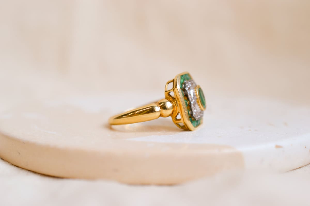 Bague octogonale ancienne en Or jaune 18 carats sertie d'Émeraudes et de Diamants