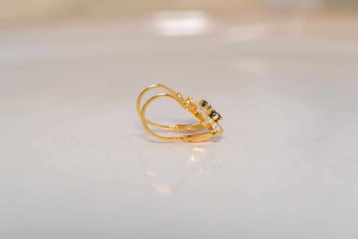 Boucles d'oreilles anciennes en Or jaune 18 carats ornée d'un Saphir et d'Oxydes
