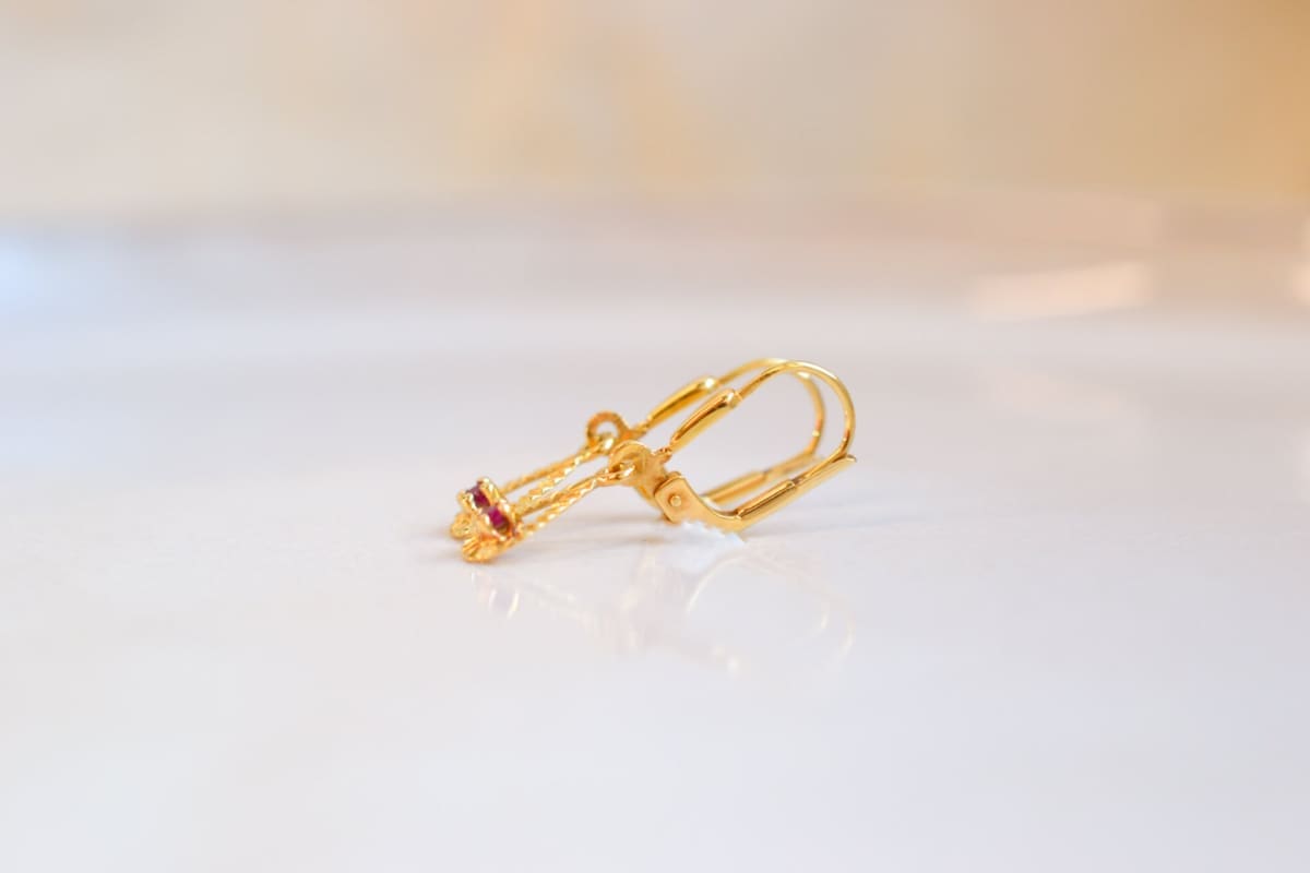 Boucles d'oreilles anciennes en Or jaune 18 carats serties de Rubis