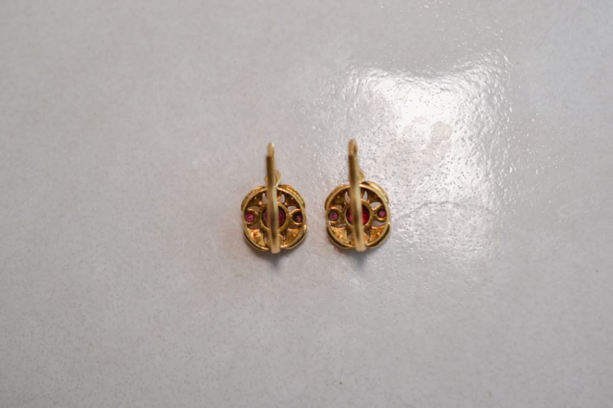 Boucles d'oreilles en Or jaune 18 carats ornées de pierres rouges et de Perles