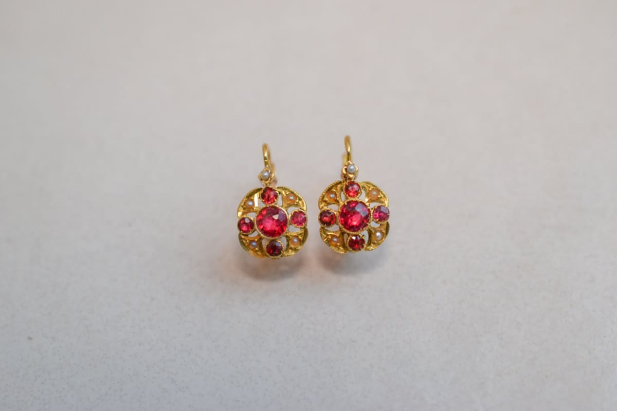 Dormeuses Art Nouveau en Or jaune 18 carats ornées de pierres rouges et de Perles