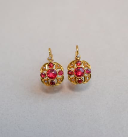 Dormeuses Art Nouveau en Or jaune 18 carats ornées de pierres rouges et de Perles