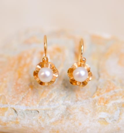 Dormeuses anciennes en Or jaune 18 carats ornées de Perles dans un décor de fleurs