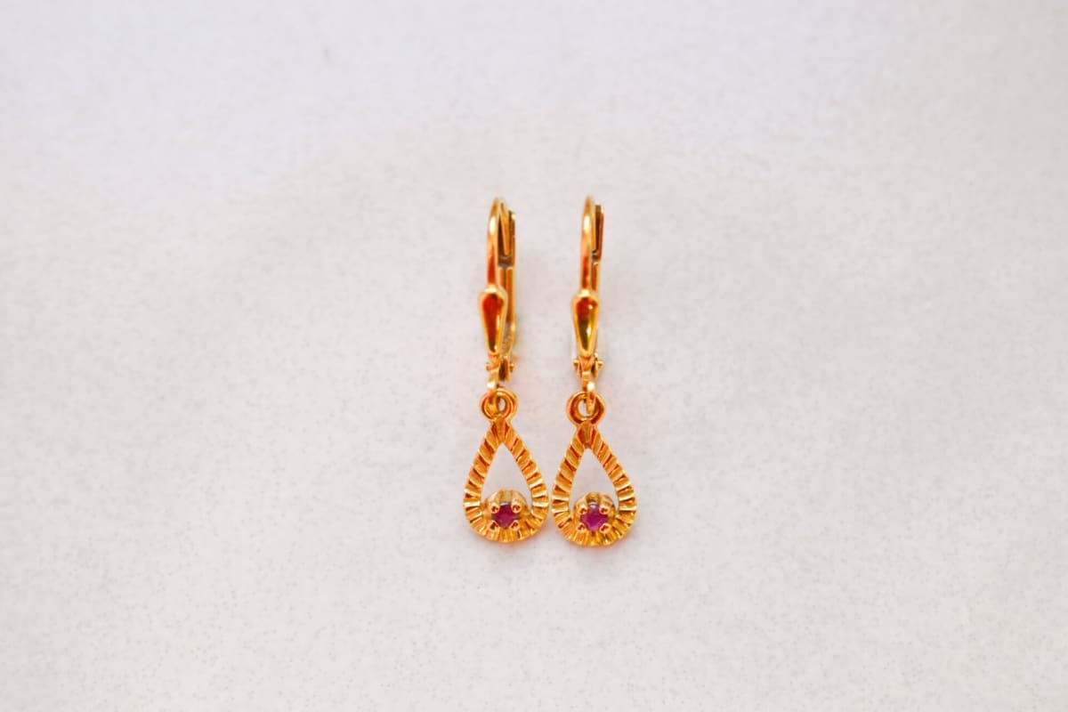 Pendants d'oreilles en Or jaune 18 carats ornées de gouttes striées et ajourées serties de Rubis