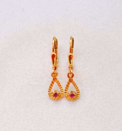 Pendants d'oreilles en Or jaune 18 carats ornées de gouttes striées et ajourées serties de Rubis