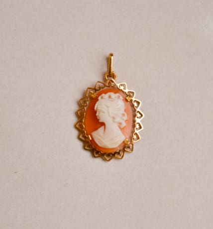 Pendentif Camée en Or jaune 18 carats à décor de coeurs