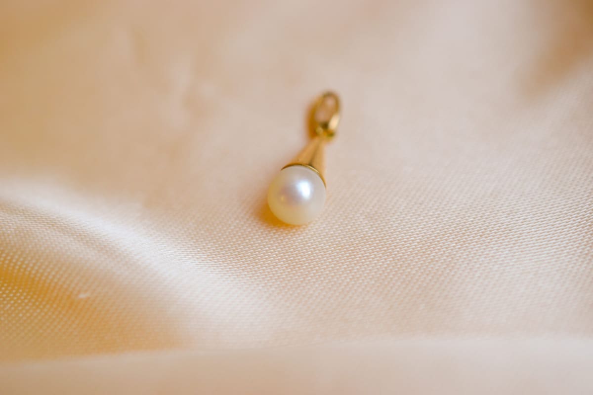 Pendentif Vintage en Or jaune 18 carats orné d'une Perle de culture