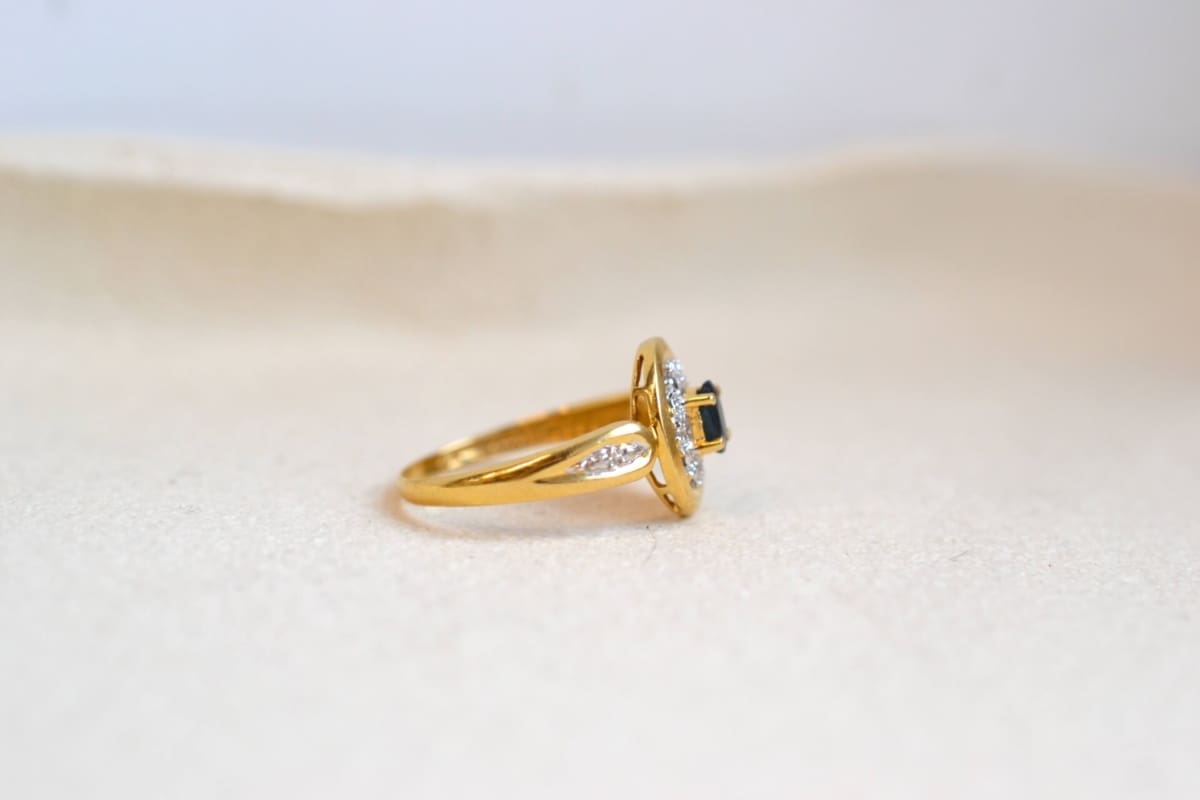 marguerite ovale saphir et diamants