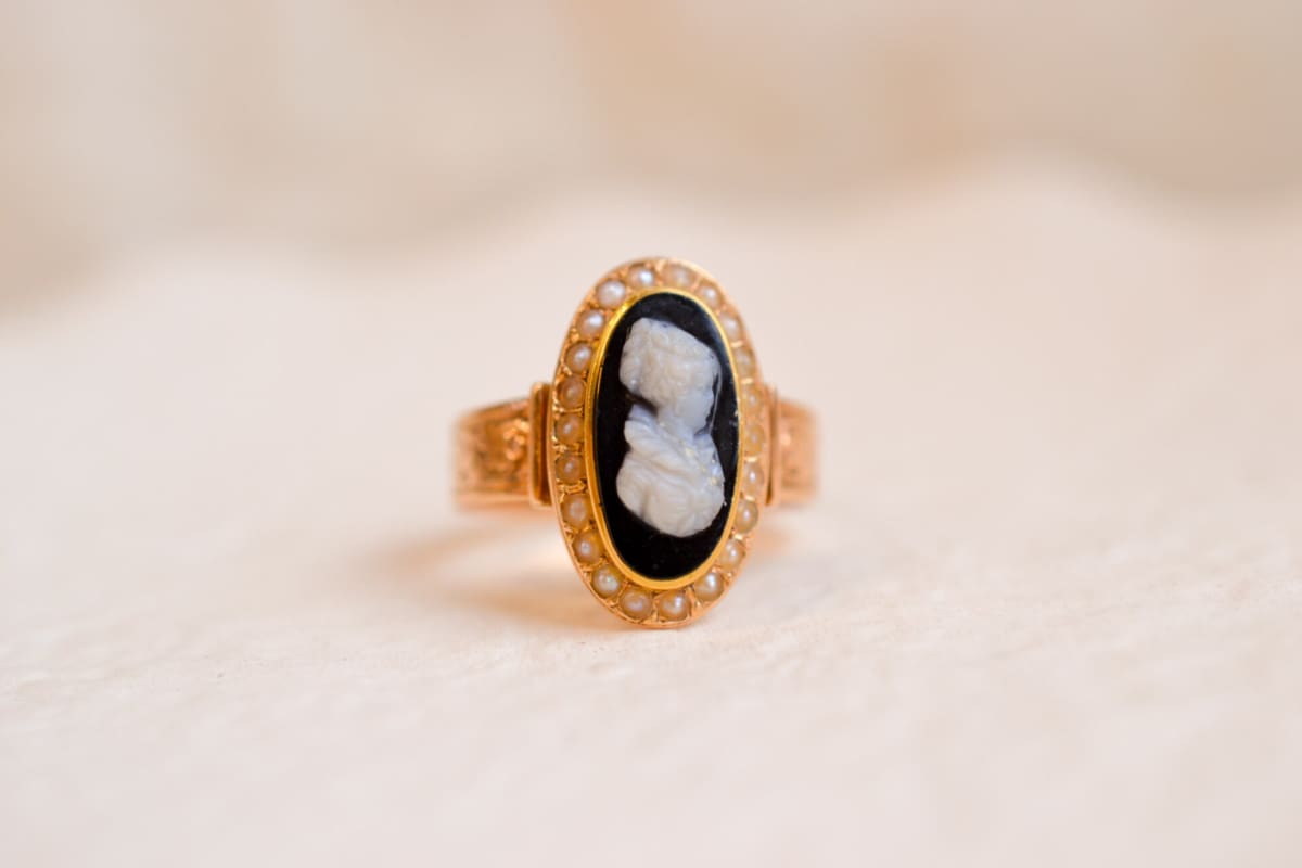 Bague Camée en Or jaune 18 carats ornée d'Agate et de Perles