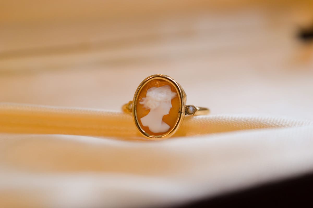 Bague Camée en Or jaune 18 carats ornée de Perles
