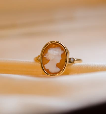 Bague Camée en Or jaune 18 carats ornée de Perles