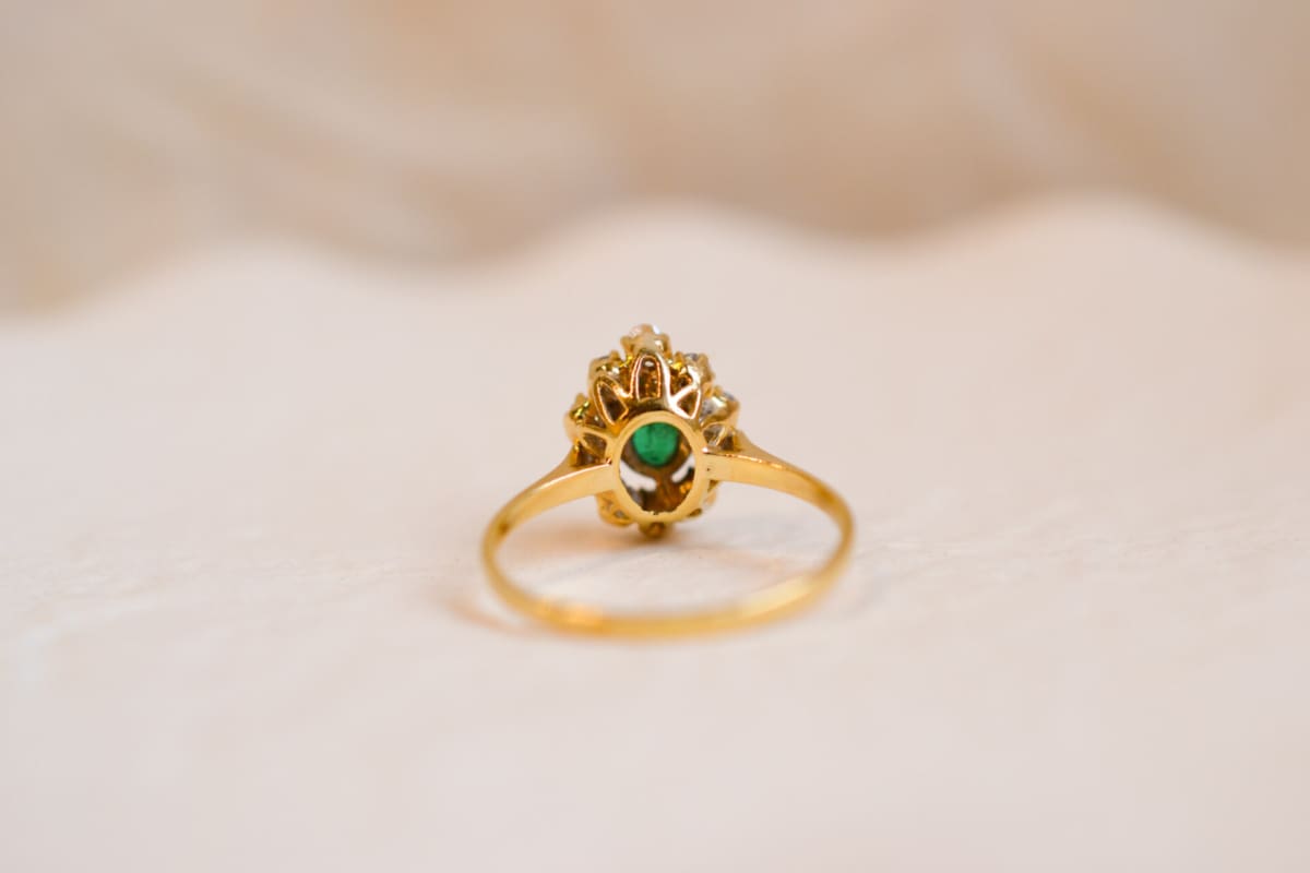 Bague Marguerite Vintage en Or jaune 18 carats centrée d'une Émeraude entourée de Diamants