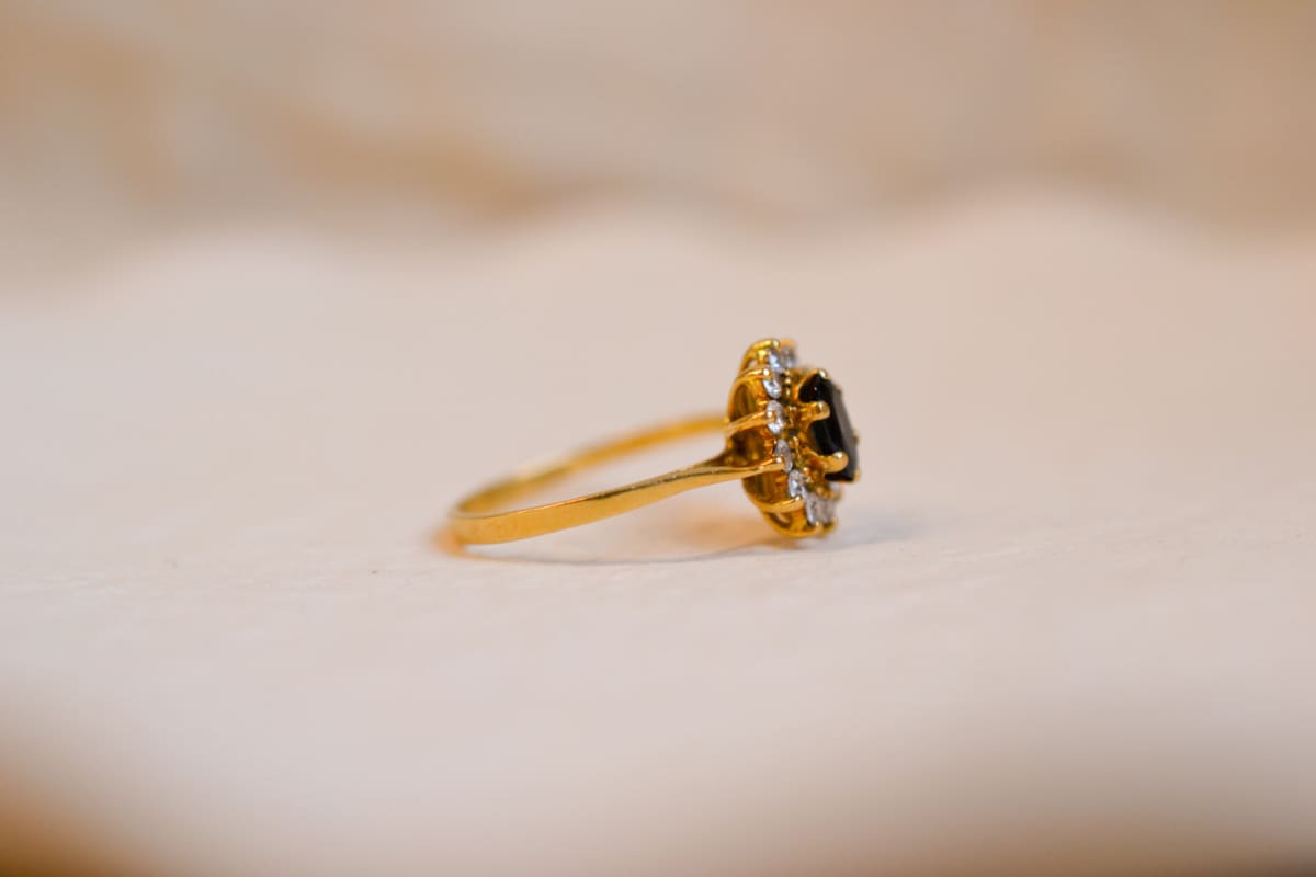 Bague Marguerite Vintage en Or jaune 18 carats sertie d'un Saphir et de pierres blanches