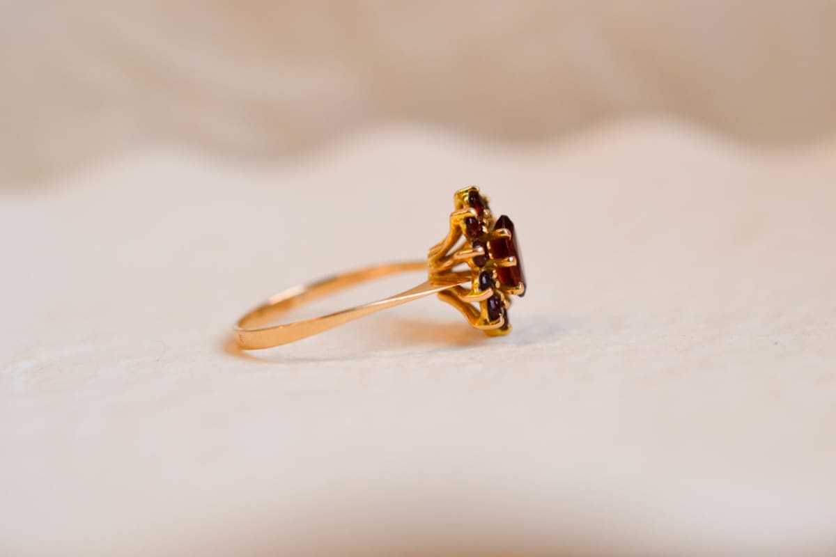 Bague Marguerite ancienne en Or jaune 18 carats ornée de Grenats