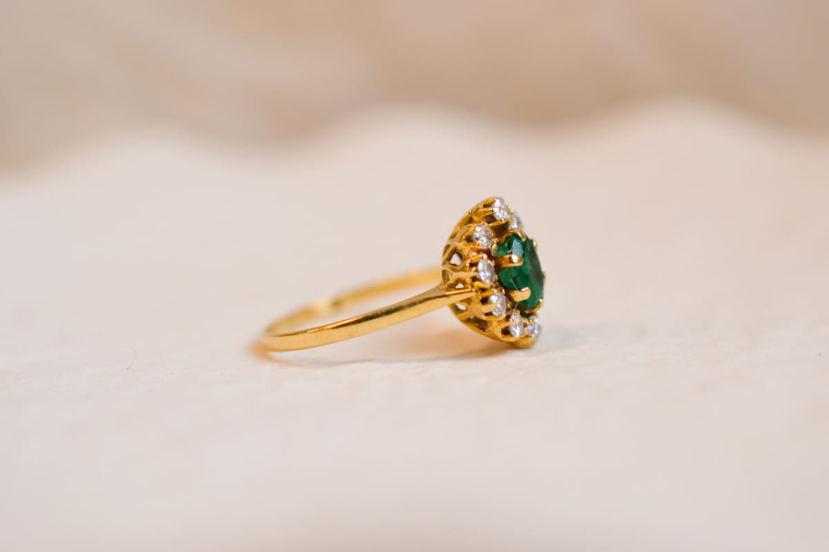 Bague Marguerite ancienne en Or jaune 18 carats sertie d'une Émeraude entourée de Diamants