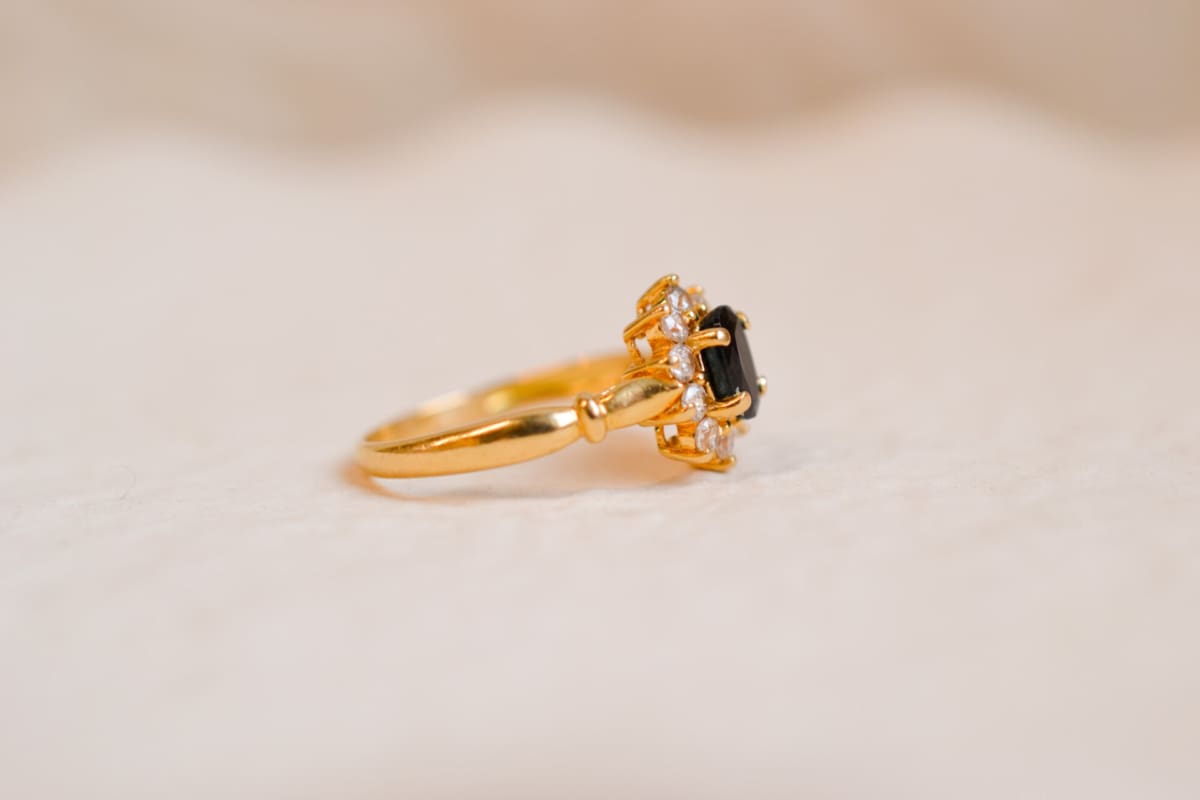 Bague Marguerite ancienne en Or jaune 18 carats sertie griffes d'un Saphir entouré d'Oxydes