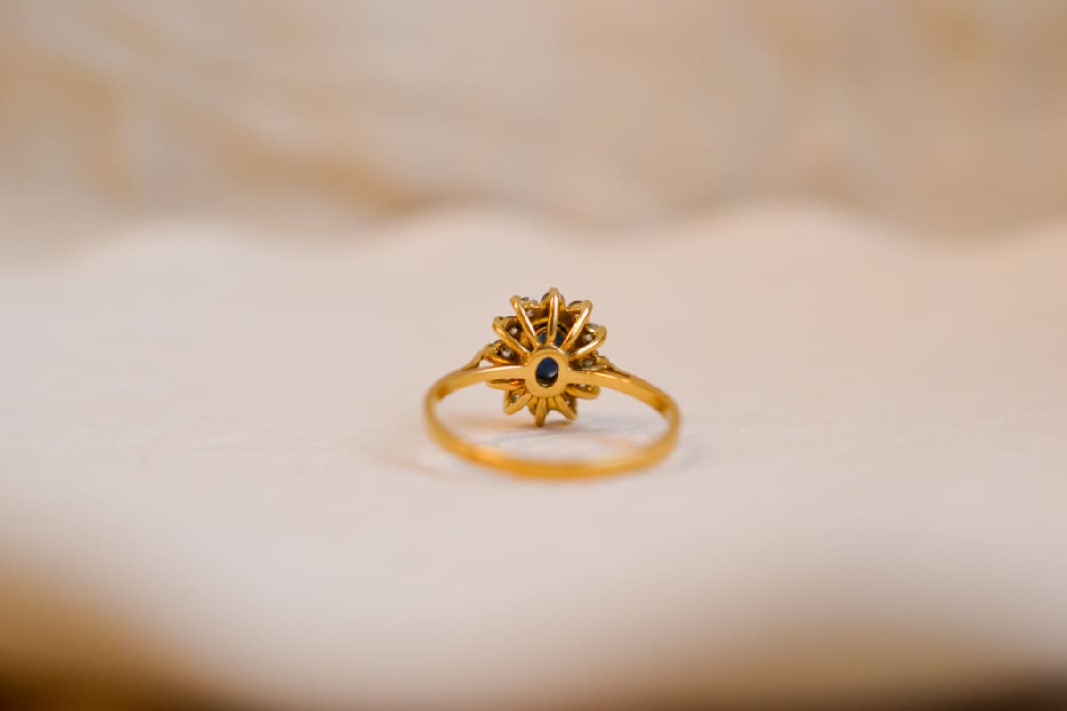 Bague Marguerite de seconde main en Or jaune 18 carats ornée d'un Saphir et de pierres blanches