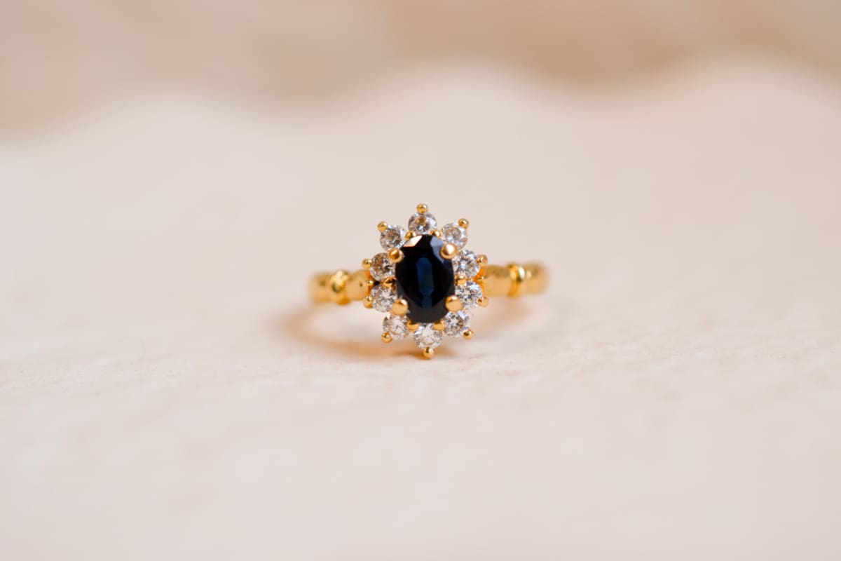 Bague Marguerite en Or jaune 18 carats centrée d'un Saphir entouré de pierres blanches