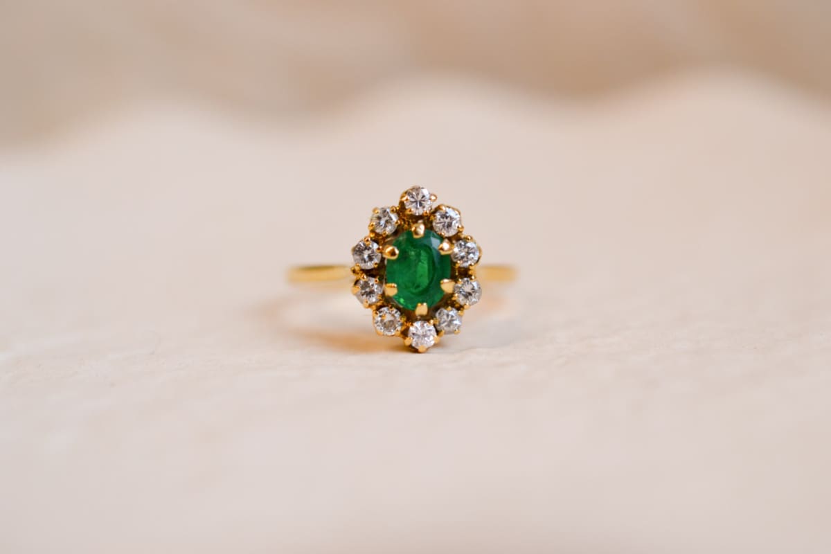 Bague Marguerite en Or jaune 18 carats centrée d'une Émeraude entourée de Diamants