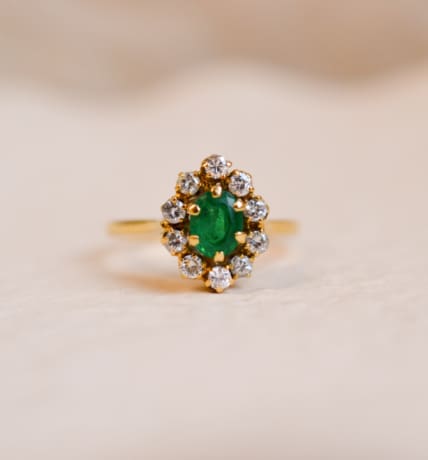 Bague Marguerite en Or jaune 18 carats centrée d'une Émeraude entourée de Diamants