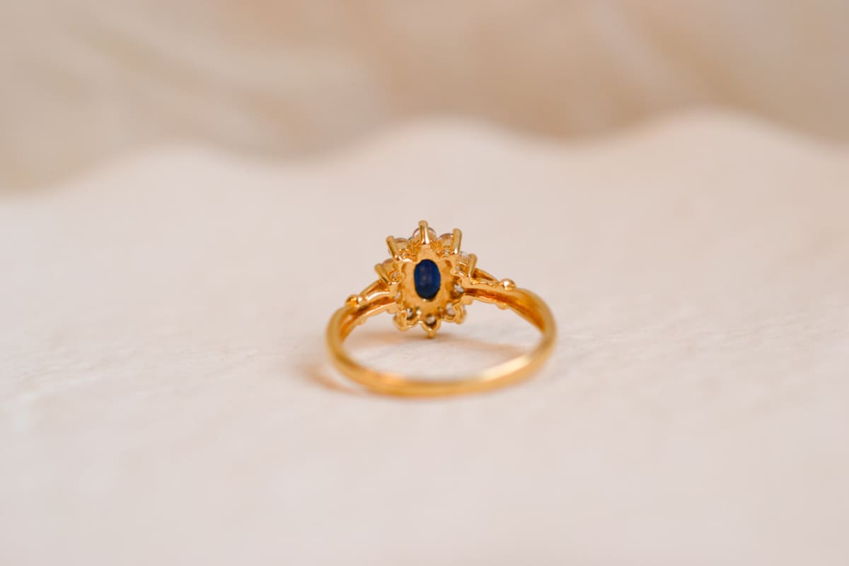 Bague Marguerite en Or jaune 18 carats ornée d'un Saphir et de pierres blanches
