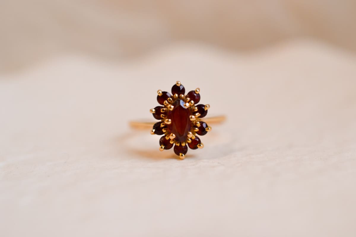 Bague Marguerite en Or jaune 18 carats sertie de Grenats