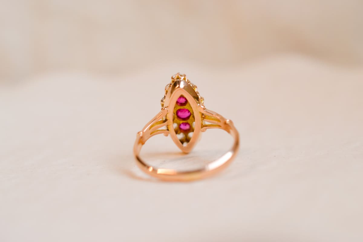 Bague Marquise en Or jaune 18 carats ornée de Rubis et d'Oxydes