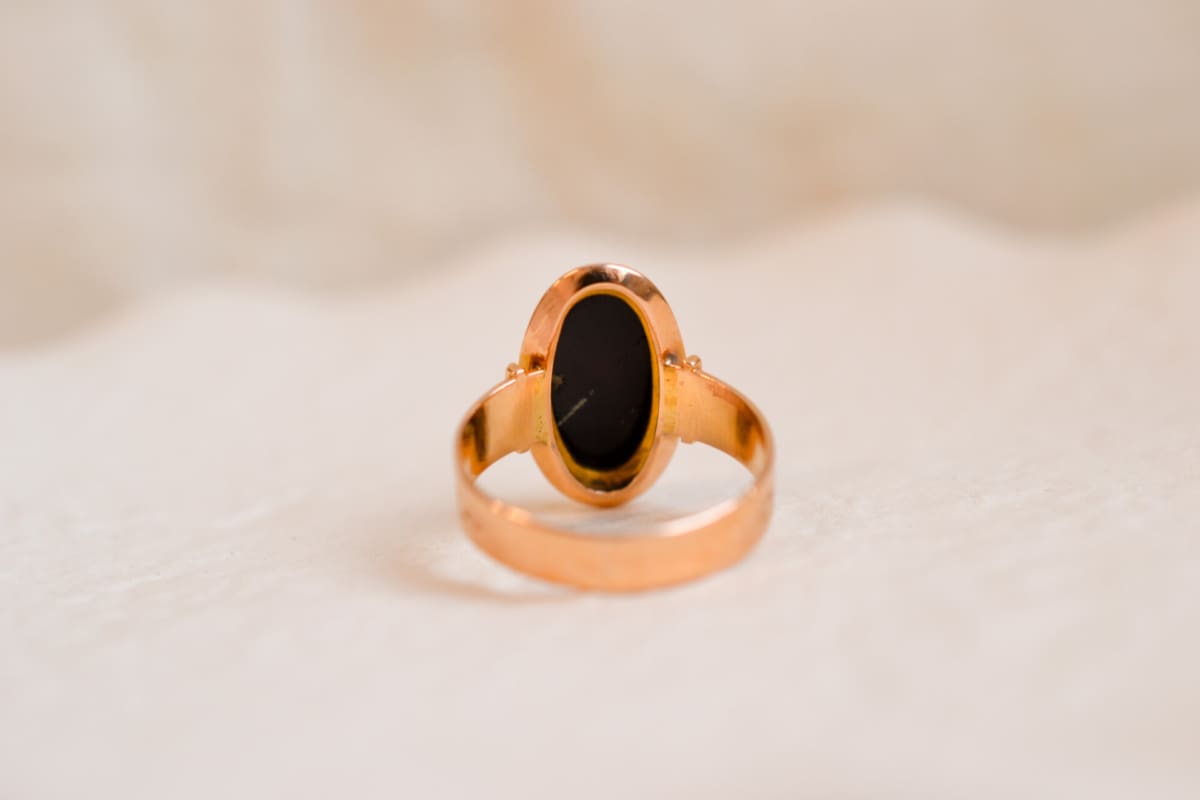 Bague Marquise ancienne en Or jaune 18 carats sertie d'un Camée sur Agate entouré de Perles
