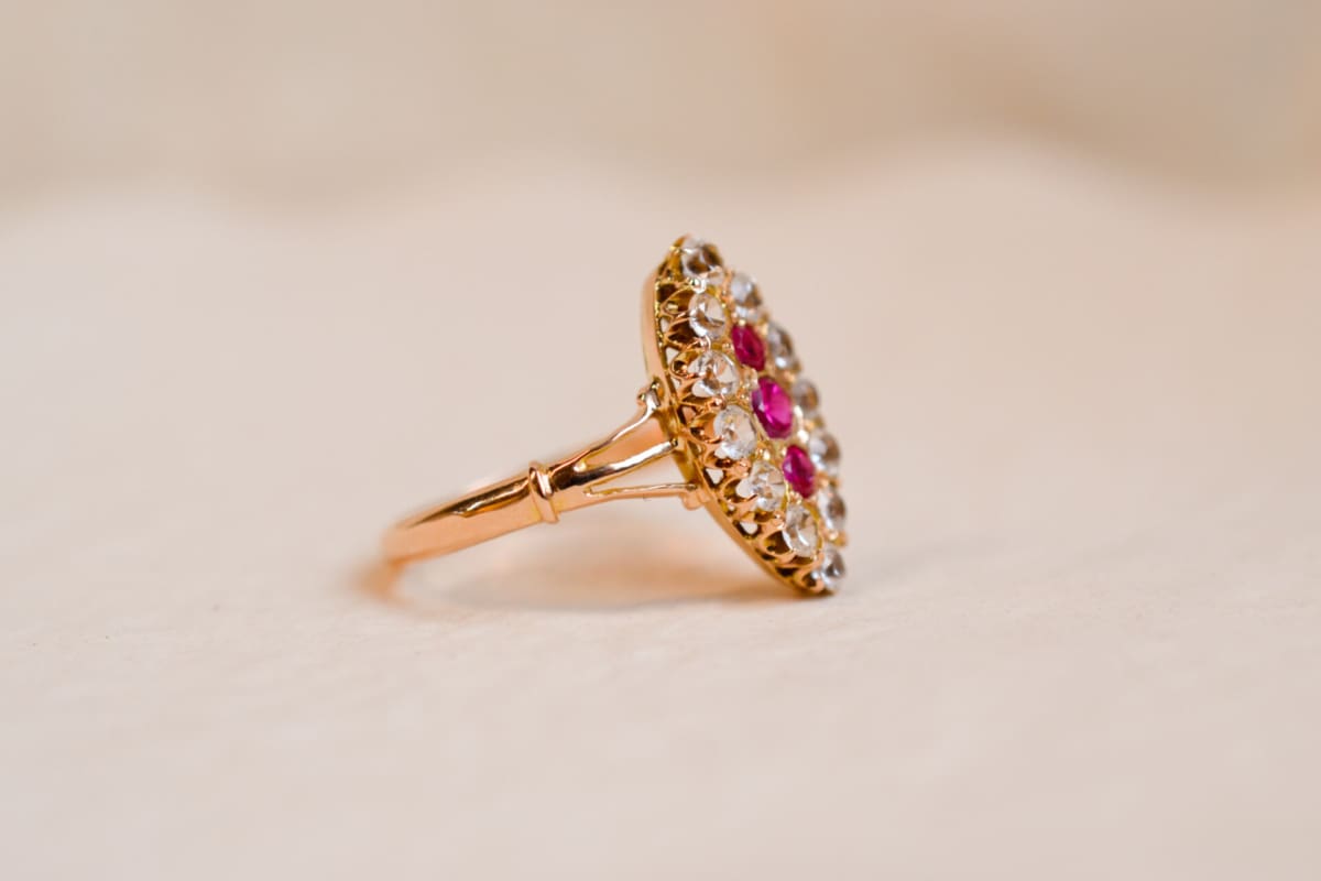 Bague Marquise ancienne en Or jaune 18 carats sertie de Rubis synthétiques et d'Oxydes