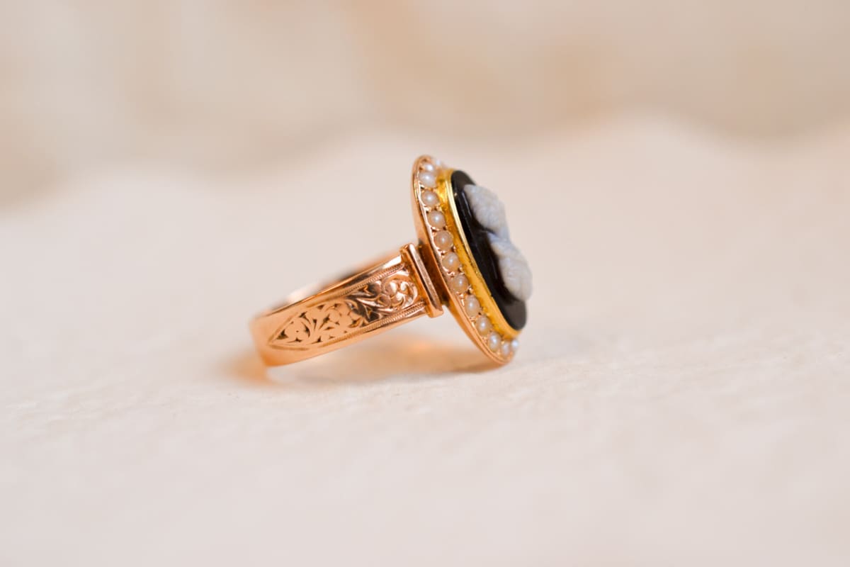Bague Marquise en Or jaune 18 carats ornée d'un Camée sur Agate dans un décor de Perles