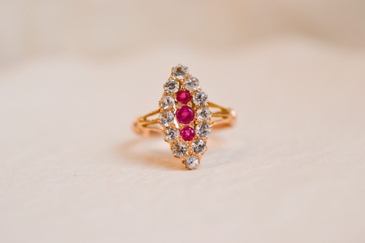Bague Marquise en Or jaune 18 carats ornée d'une trilogie de Rubis de synthèse dans un décor d'Oxydes